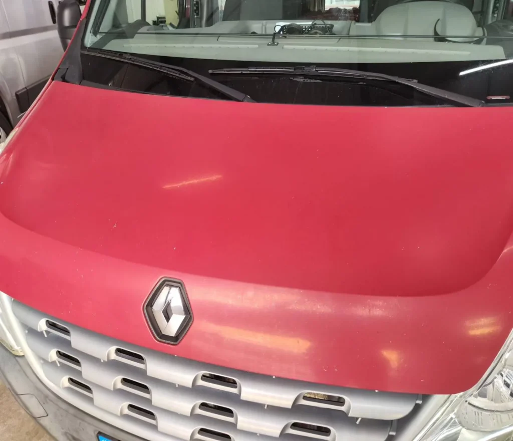 Motorkap Renault Master — voor behandeling
