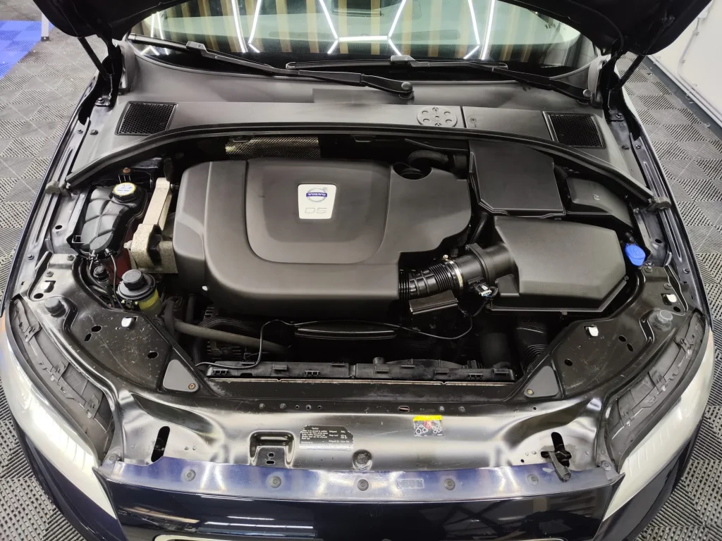 Motorruimte Volvo — na behandeling